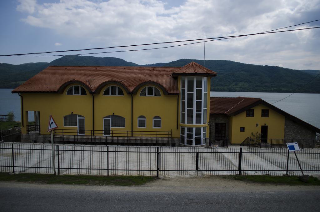 Mai Danube Hotel Eselnita Exterior photo