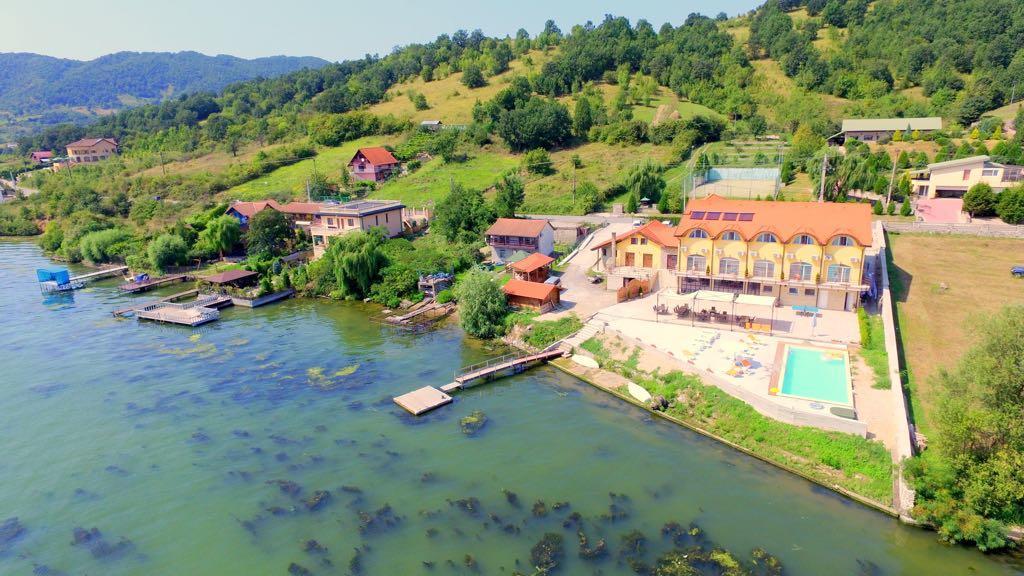 Mai Danube Hotel Eselnita Exterior photo